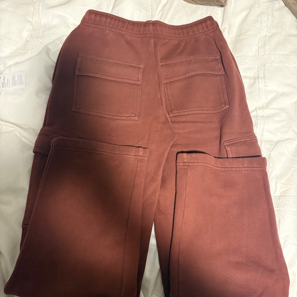 TNA Cozy Fleece Cargo Sweatpants – XS (Mega Fit) - Picture 2 of 3